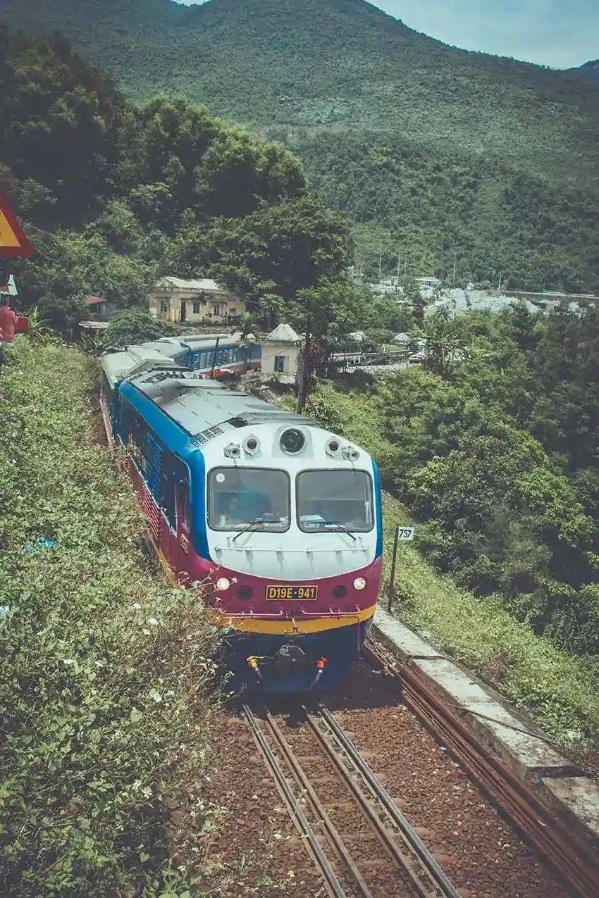 The train passes through Hai Van pass