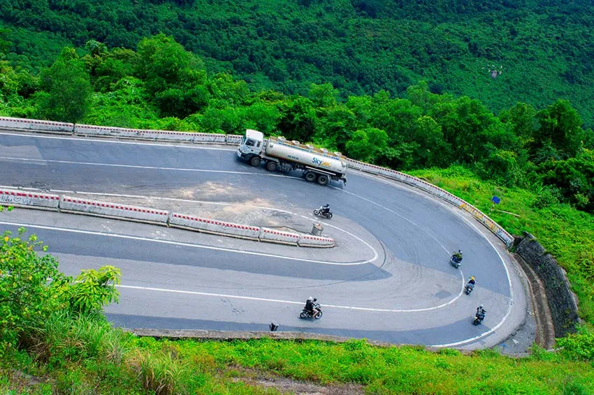 The winding section of Hai Van pass
