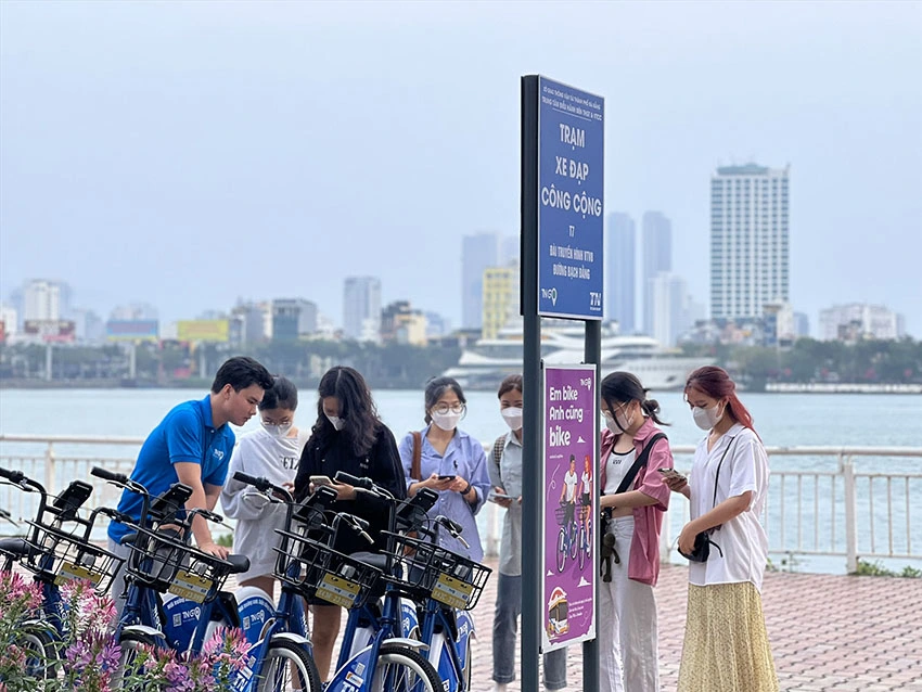 Young people in Da Nang experience bicycles