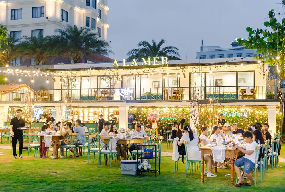 A La Mer Restaurant