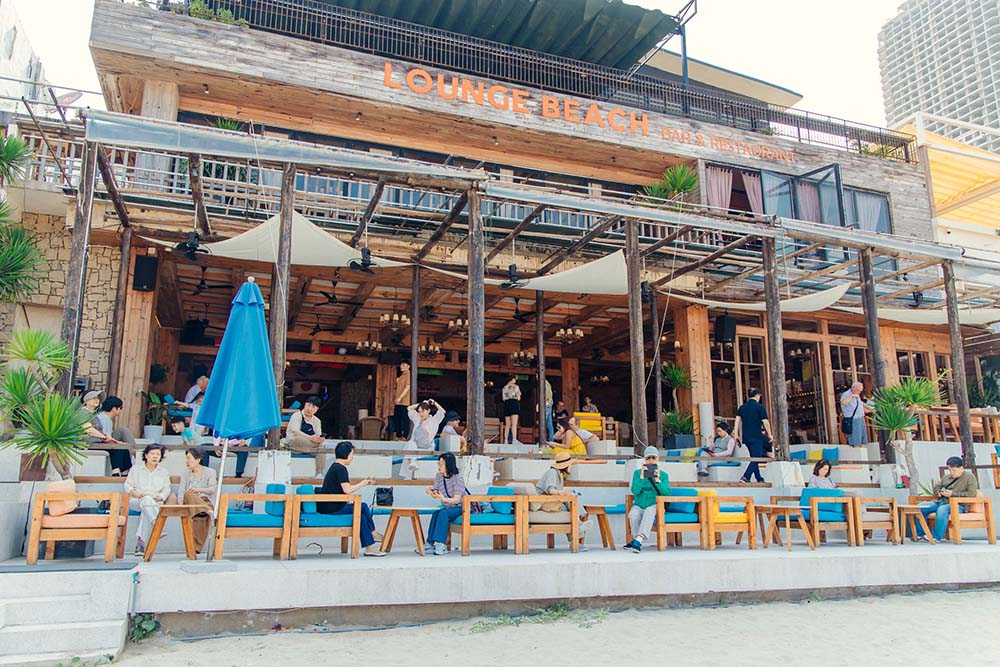 Lounge Beach bar and Restaurant