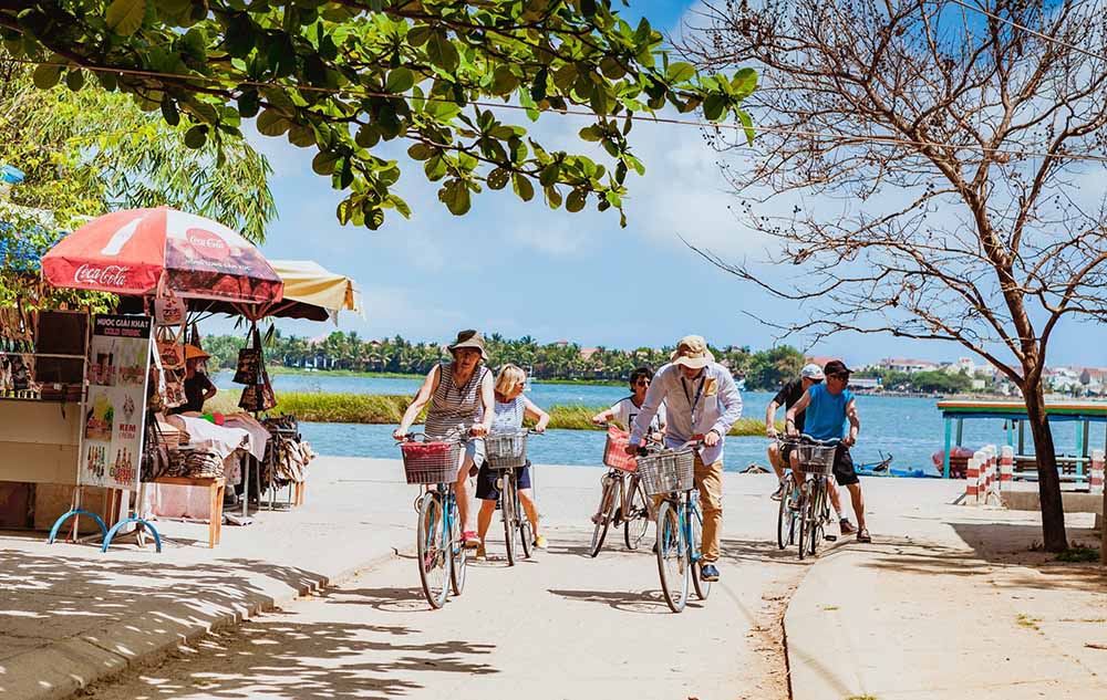 Cycling in Kim Bong carpentry village