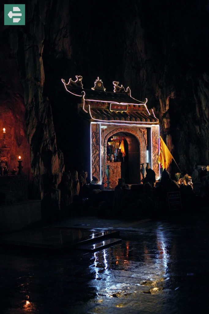 A corner of Huyen Khong cave