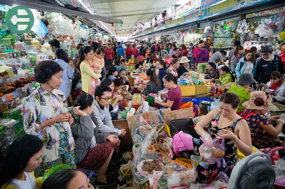 Bustling Atmosphere At Con Market