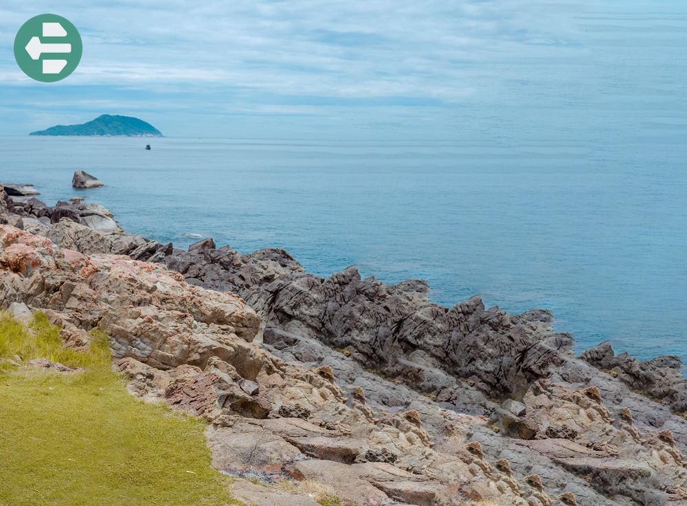 Small cliffs at Yen Ngua Beach