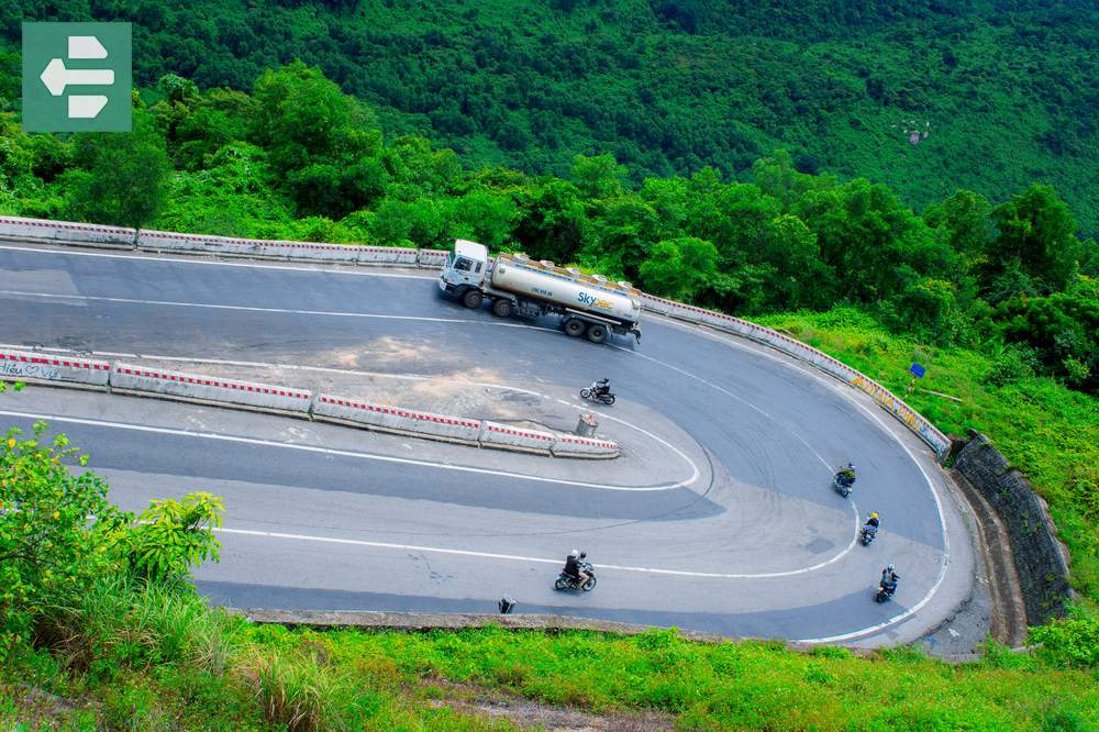 The curve at Hai Van Pass