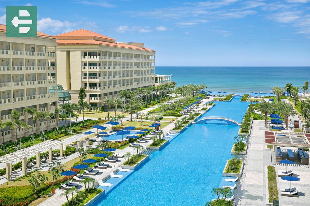 Pool at Sheraton Grand Danang Resort