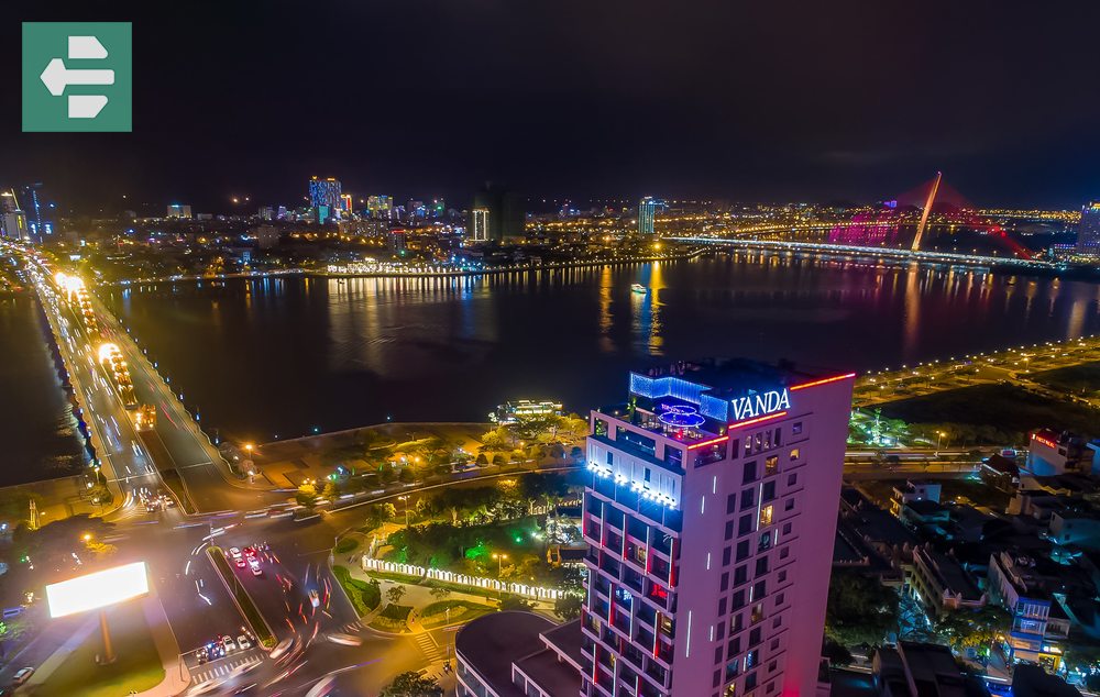 Vanda Hotel at night